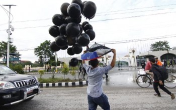 बेलुन उडाएर एमसीसीको विरोध (फोटो फिचर)