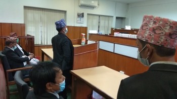 खाली इजलासमा बहस गर्दै वकिलहरू