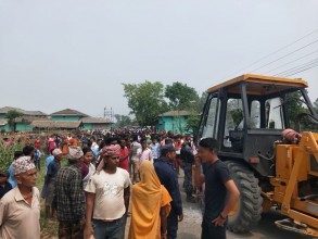 स्कूल हिँडेकी छात्राको क्रेनको ठक्करबाट मृत्यु, आक्रोशित स्थानीयले शव उठाउन दिएनन्