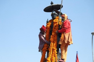 पृथ्वी नारायण शाहको शालिकमा माल्यार्पण
