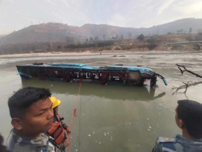 बस त्रिशुलीमा खस्दा ६ जनाको मृत्यु, ३५ जनालाई उद्धार गरी अस्पताल पठाइयो