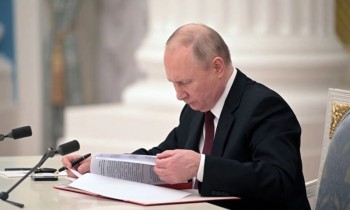 रूसी राष्ट्रपति पुतिन ने अलगाववादियों द्वारा नियंत्रित  क्षेत्रकाे स्वतंत्र राज्य के रूप में  मान्यता दीया