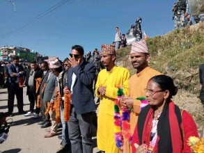 देउवालाई स्वागत गर्ने लाइनमा प्रतिद्वन्द्वी सागर ढकाल उभिएको फोटो भाइरल