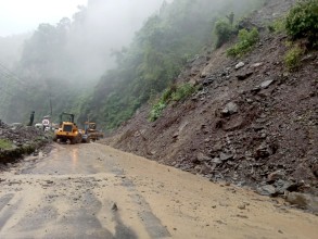 सडकहरू अवरूद्ध हुँदा हजारौं यात्रु अलपत्र, १०० वा १०३ मा बुझेर मात्र यात्रा गर्न प्रहरीको अनुरोध