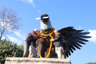 कागेश्वरीमा कागको शालिकलाई लगाइयो माला