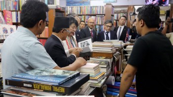 जापानी विदेशमन्त्रीले जमलमा किनिन् नेपाली पुस्तकहरू