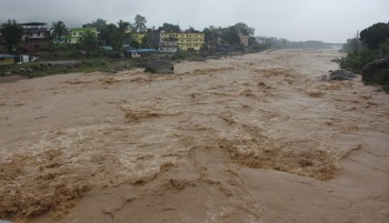 बाढी र पहिरोका कारण ठाउँठाउँमा सडक अवरुद्ध 