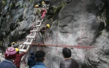 चट्टानी भीरमा नयाँ ट्र्याक बनाएर जोडिंदै मनाङको तलेखु–भ्राताङ सडक