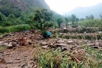 ओखलढुंगामा पहिरोमा परी एकै घरका चारजनाको मृत्यु