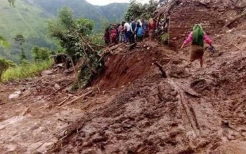 बागलुङ पहिरोः प्रतिकूल मौसमका कारण घाइतेलाई अस्पातल पुर्याउन कठिन