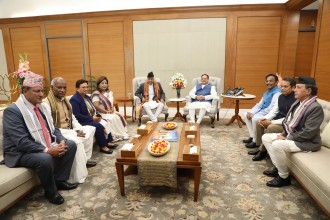 भारत भ्रमणमा रहेका प्रधानमन्त्री भेटवार्तामा व्यस्त