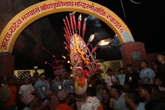 जिब्रो छेडेपछि बालकरामले ४० किलोको महादीप बोकेर पूरा गरे पशुपतिसम्मको पैदल यात्रा