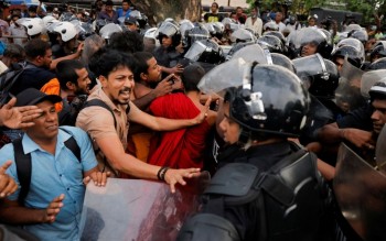 श्रीलङ्कामा सुध्रिएन अवस्था, जनता फेरि आन्दोलित
