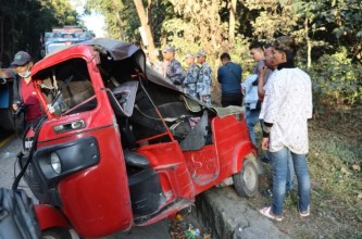 भरतपुरको आंपटारीमा एम्बुलेन्स र अटोरिक्सा ठोक्किंदा ६ जना घाइते