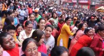 महिलाहरूले ताने रातो मच्छिन्द्रनाथको रथ
