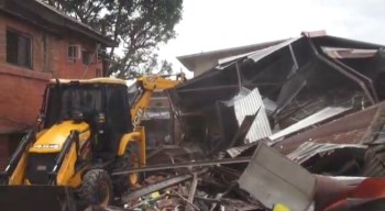 महानगरले गुठी संस्थानको जग्गामा  बनाइएका संरचनामाथि चलायो डोजर