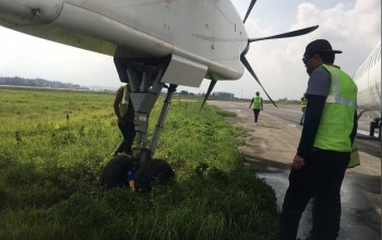 उड्न लागेको श्री एयरलाइन्सको जहाज चिप्लिएर घाँसे मैदानमा