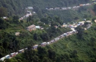 पृथ्वी राजमार्गमा बस र माइक्रो बस ठोक्किए, एकको मृत्यु, १४ जना घाइतेको चितवनमा उपचार हुँदै