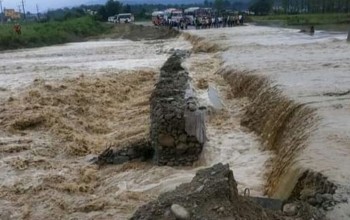 रुपन्देहीमा बाढीले डाइभर्सन बगायो, पूर्व–पश्चिम राजमार्ग अवरुद्ध