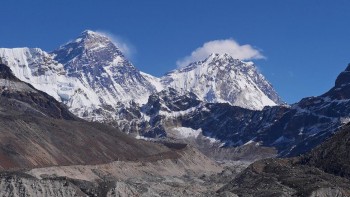 सगरमाथा नजिकको हिम नदी तीव्र गतिमा पग्लिएको एउटा अध्ययनको निष्कर्ष 