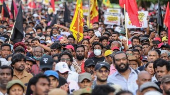 श्रीलंकामा  प्रदर्शनकारीमाथि गोली चल्यो, १ जनाको मृत्युपछि कर्फ्यू