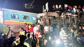भारतको ओडिसा राज्यमा भएको रेल दुर्घटनामा कम्तिमा २ सय ३३ जनाको मृत्यु