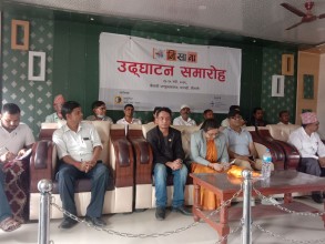 देशभरिका व्यंग्य चित्रकार भ्रष्टाचारविरुद्ध धनगढीमा कार्टुन प्रदर्शन गर्दै