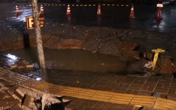 पोखराको महेन्द्रपुलमा जमिन भास्सिएपछि थप क्षति हुन नदिन प्रहरी परिचालन (भिडियो)