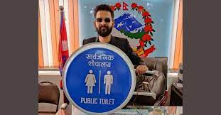 सार्वजनिक  शौचालय पहिचानका लागि नीलो पृष्ठभूमिको सङ्केत चित्र तयार