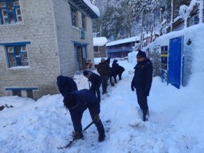 हिमपातले मनाङका सडकहरू अवरुद्ध, हिउँ पन्छाउन सुरक्षाकर्मी परिचालन