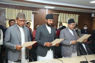 नवनिर्वाचित सांसदद्वय रवि लामिछाने र स्वर्णिम वाग्लेको शपथ