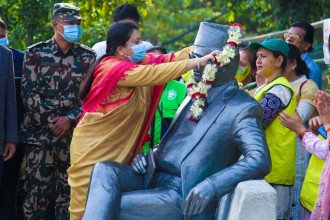 पूर्व राष्ट्रपतिले गरिन मदन भण्डारीको शालिकमा माल्यार्पण