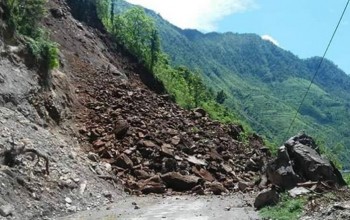 पहिरोले नौबिसे–नागढुङ्गा सडकखण्ड अवरुद्ध