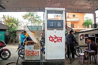 पेट्रोलियमको भाउ प्रतिलिटर ३/३ रुपैयाँ घट्यो
