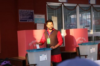 रवि लामिछानेले गरे काठमाडौंको चाबहिलमा मतदान, केपी ओलीको भक्तपुरमा र प्रचण्डको चितवनमा मतदान