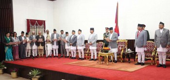 नवनियुक्त मन्त्रीले लिए शपथ