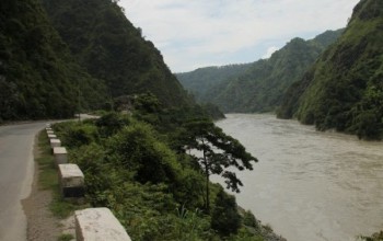 काठमाडौँबाट पोखरा जाँदै गरेको कार त्रिशूलीमा खस्दा तीनजना बेपत्ता