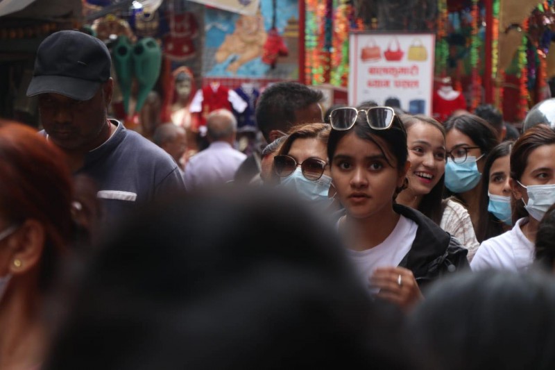 दशैंको किनमेलका लागि बजारमा ठेलमठेल (फोटोहरु)