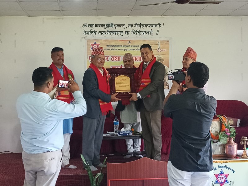 त्रिभुवन–विश्वविद्यालये महानगरप्रमुखः चिरीबाबुः सत्कारितः