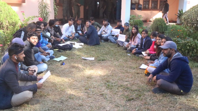 नारायणी किनारमा पुरिएको फोहर निकालेर लैजान धर्ना