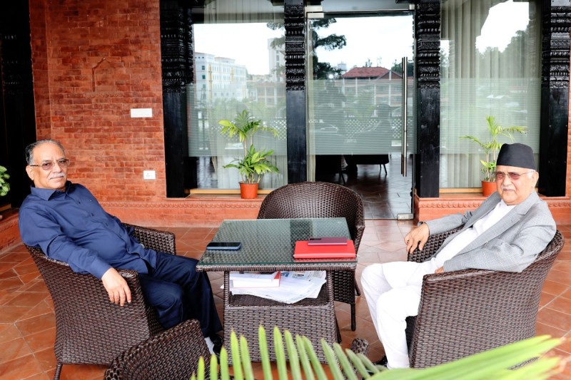 प्रचण्ड-ओलीबीच बालुवाटारमा सत्ता संवाद