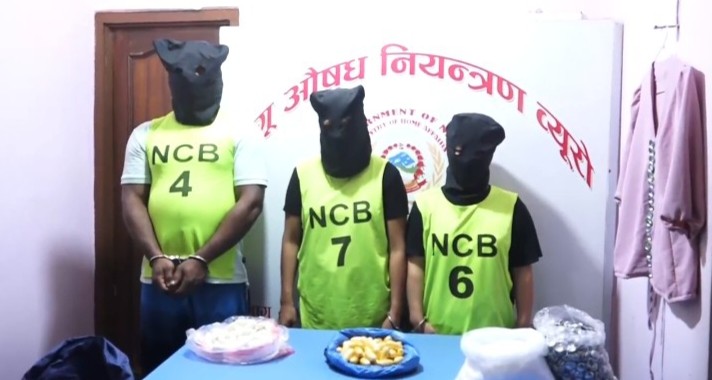 कोकिन सहित चार विदेशी पक्राउ