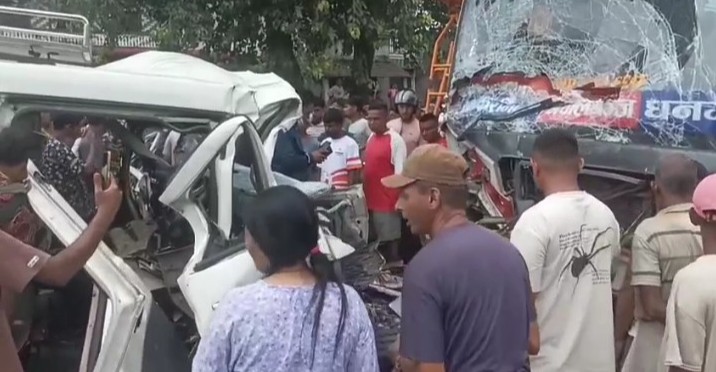 इभी माइक्रोबस र यात्रुवाहक बस ठोक्किँदा सात जनाको मृत्यु