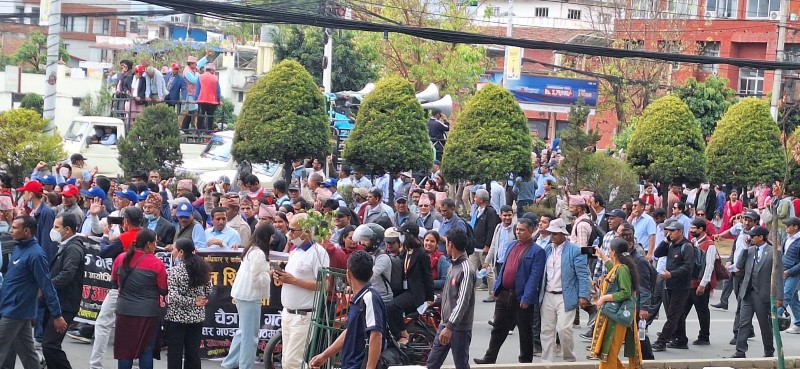 शिक्षककको जुलुसले राजधानीको आवागमन दिनहुँ अस्तव्यस्त; समाधानमा बेवास्ता
