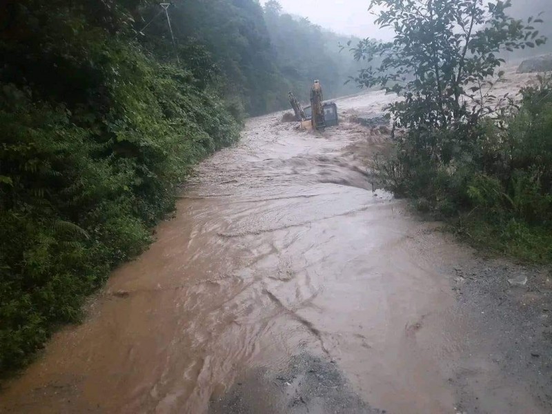 बाढीपैह्रोले हेलम्बु राजमार्ग बन्द