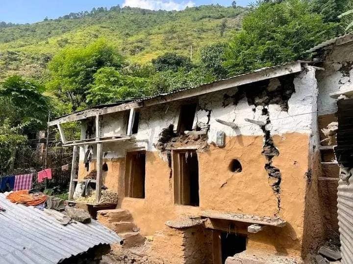 धादिङ भूकम्पमा दुई दर्जन घर भत्किए, धेरै चर्किए