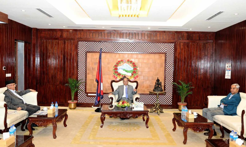 प्रमुख तीन दलका शिर्ष नेताहरु बिच भेटघाट