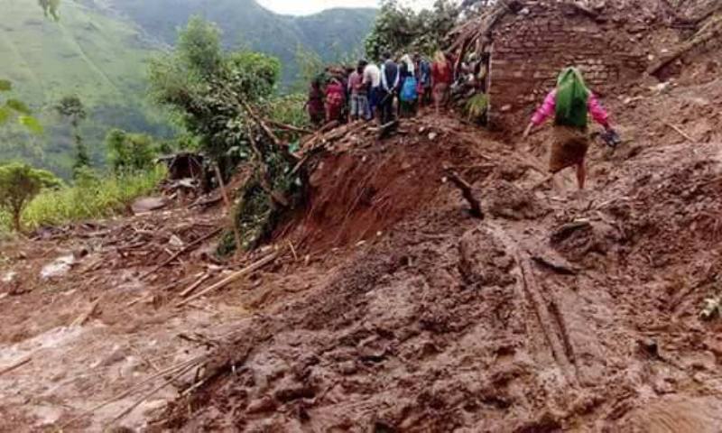 बागलुङ पहिरोः प्रतिकूल मौसमका कारण घाइतेलाई अस्पातल पुर्याउन कठिन