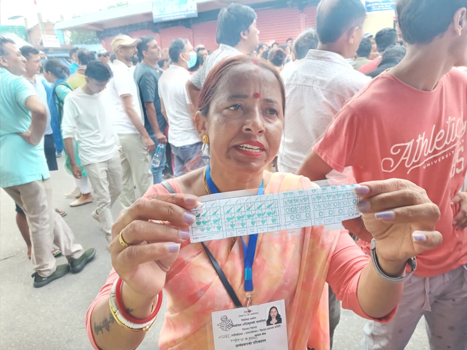 भरतपुरमा आफै हिँड्न सक्ने र देख्न सक्ने आमाबाबुकाे मतदान छाेराले गरिदिए