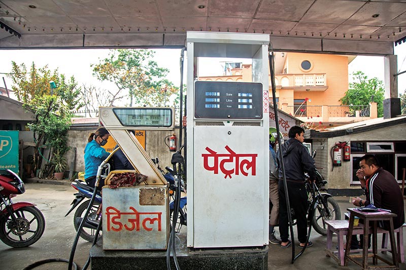 पेट्रोलियमको भाउ प्रतिलिटर ३/३ रुपैयाँ घट्यो